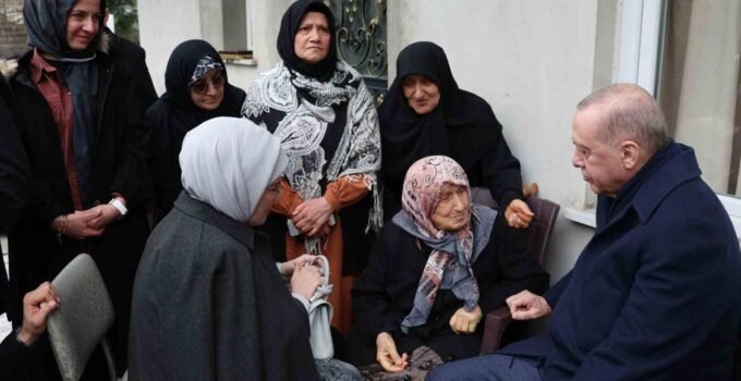 Cumhurbaşkanı Erdoğan, Rize’de komşularıyla bayramlaştı