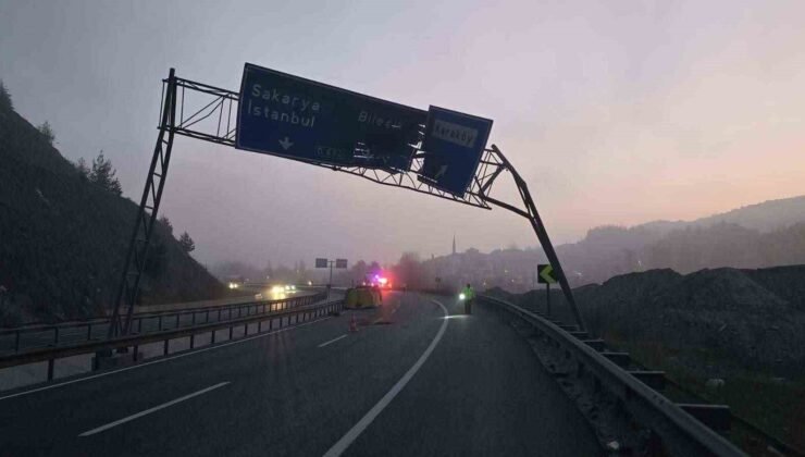 Damperi açılan tır trafik levhasına çarptı: 1 yaralı