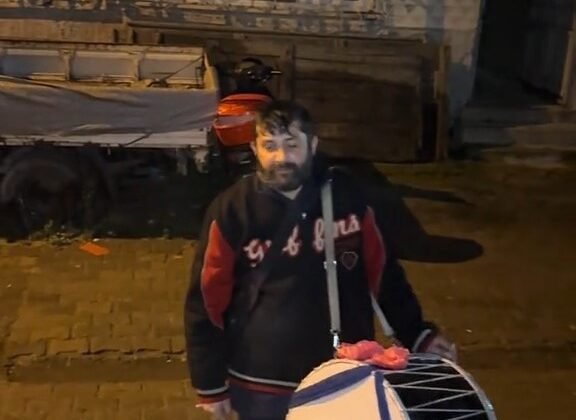 Davulcunun bahşiş pazarlığı gülümsetti