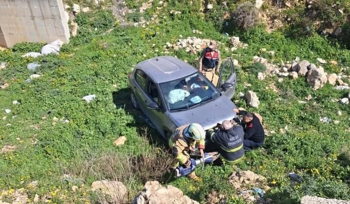 Defne’de uçurumdan yuvarlanan otomobil sürücüsü yaralandı