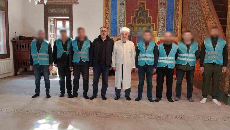 Denetimli serbestlikte cami temizlediler