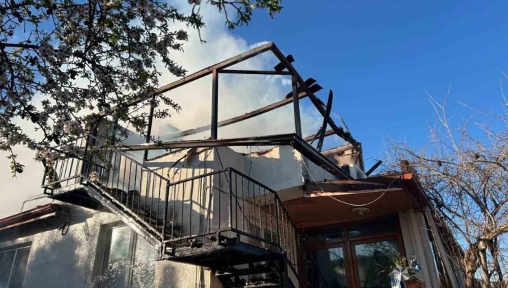 Denizli’de korkutan yangında çatı küle döndü