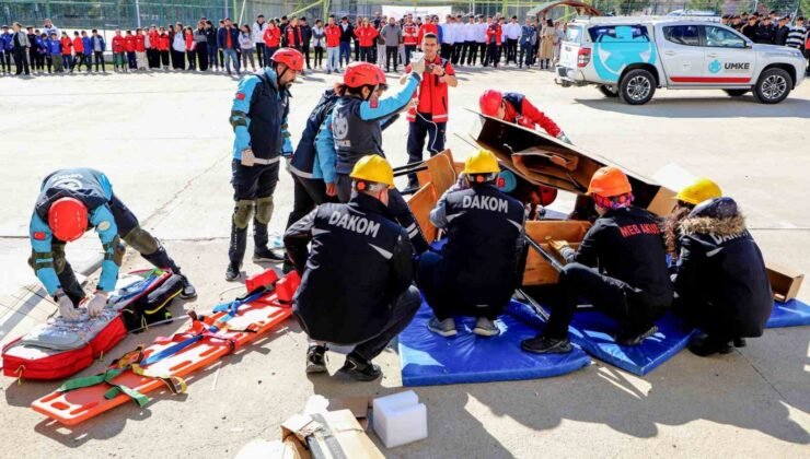 Deprem Haftası’nda öğrencilere afet tatbikatı
