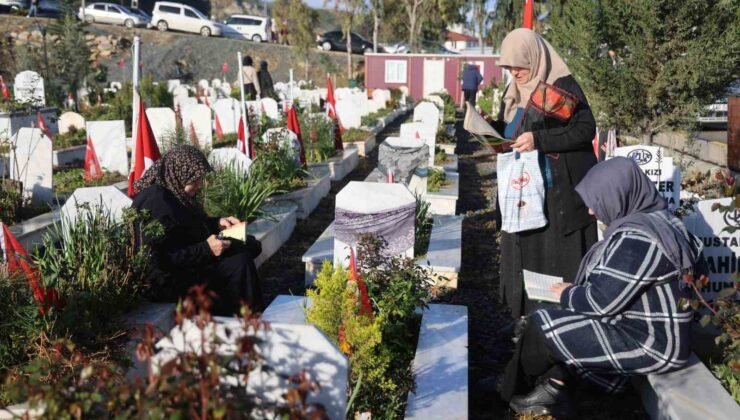 Deprem şehitliğinde hüzünlü bayram