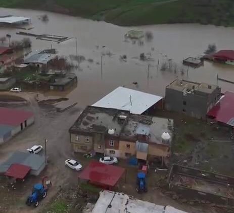 Dereler taştı, mahalle sular altında kaldı