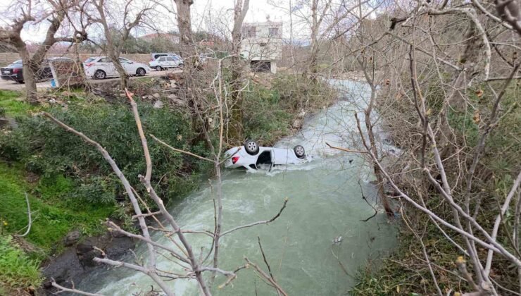 Dereye uçan otomobil suyla doldu, boğulma tehlikesi geçiren sürücüyü vatandaşlar kurtardı