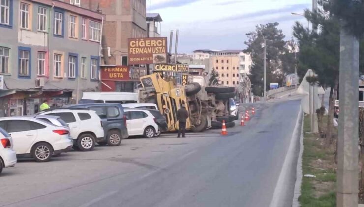 Devrilen tır park halindeki 7 araca çarptı