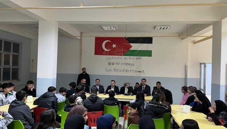 Dicle Kaymakamı Mustafa Atış, lise öğrencileriyle iftarda bir araya geldi