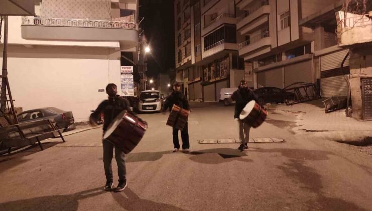 Diyarbakır’da 40 yıldır halay davulu çalarak sahura uyandırıyorlar