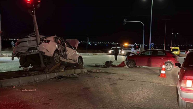 Diyarbakır’da iki otomobil kafa kafaya çarpıştı: 3 yaralı