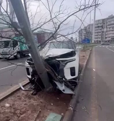 Diyarbakır’da otomobil refüje çıkıp direğe çarptı: 1 yaralı