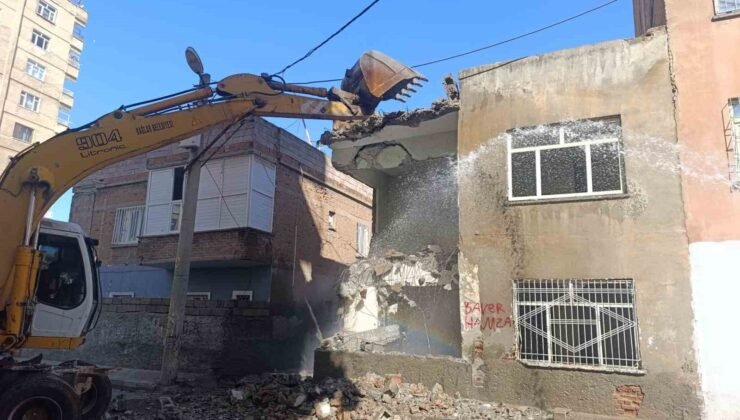 Diyarbakır’da tehlike saçan metruk yapılar yıkılıyor