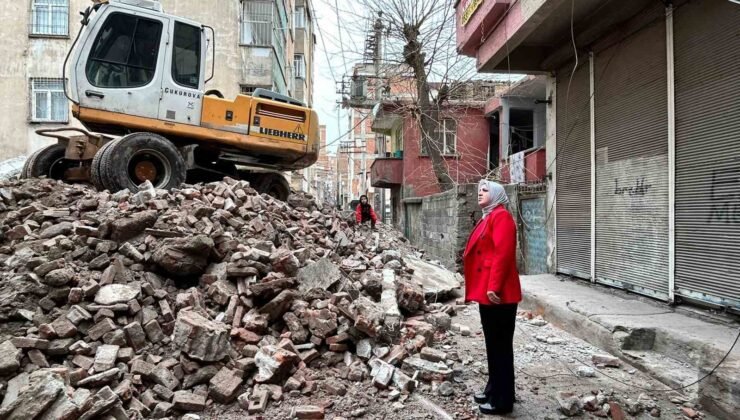 Diyarbakır’daki metruk binaların yıkımına devam ediliyor