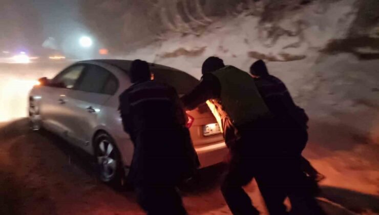 Domaniç Dağ Yolu’nda kar ve tipi etkili oldu