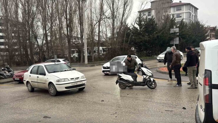 Dönel kavşakta motosiklet ile otomobil çarpıştı