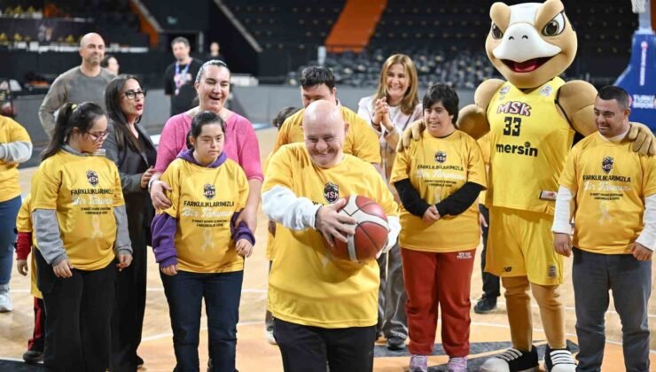 Down sendromlu çocuklar Mersin Spor Kulübü ile aynı sahada buluştu