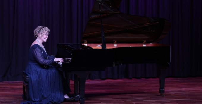 Dünyaca ünlü piyanist Gülsin Onay Denizli’de öğrencilerle buluştu