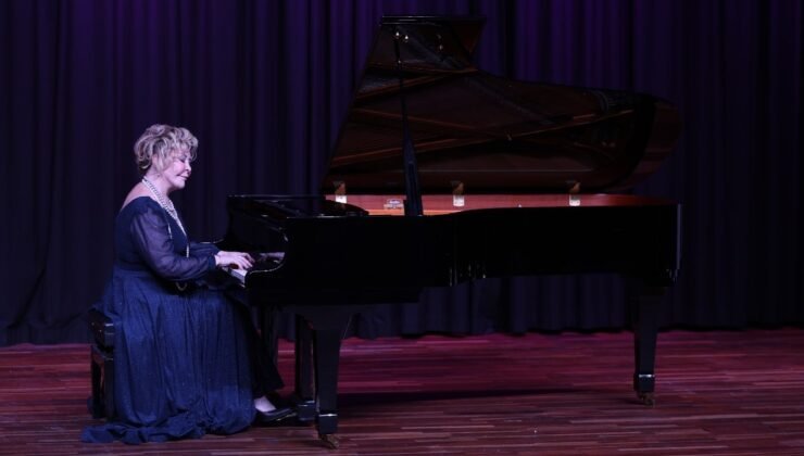 Dünyaca ünlü piyanist Gülsin Onay Denizli’de öğrencilerle buluştu