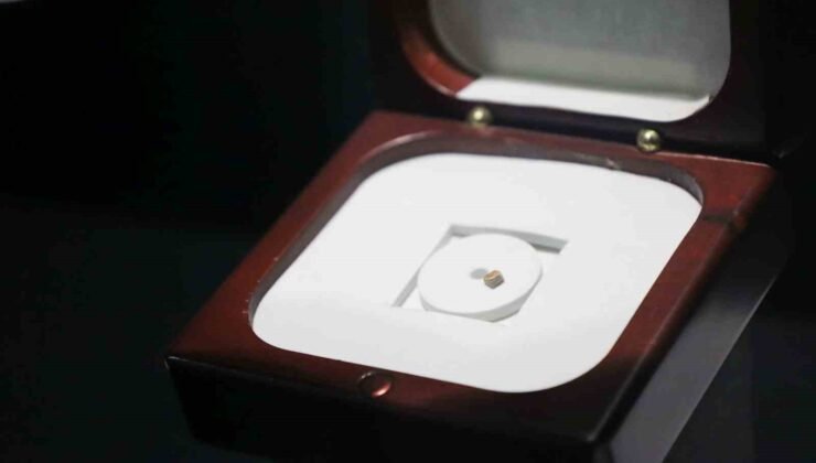 Dünyanın en küçük kitabı ve en hafif kâğıdı EÜ’de sergileniyor