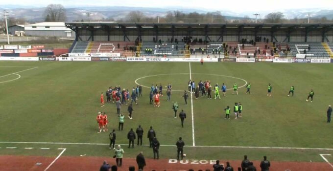 Düzcespor – Sebat Gençlikspor maçı sonrası saha karıştı