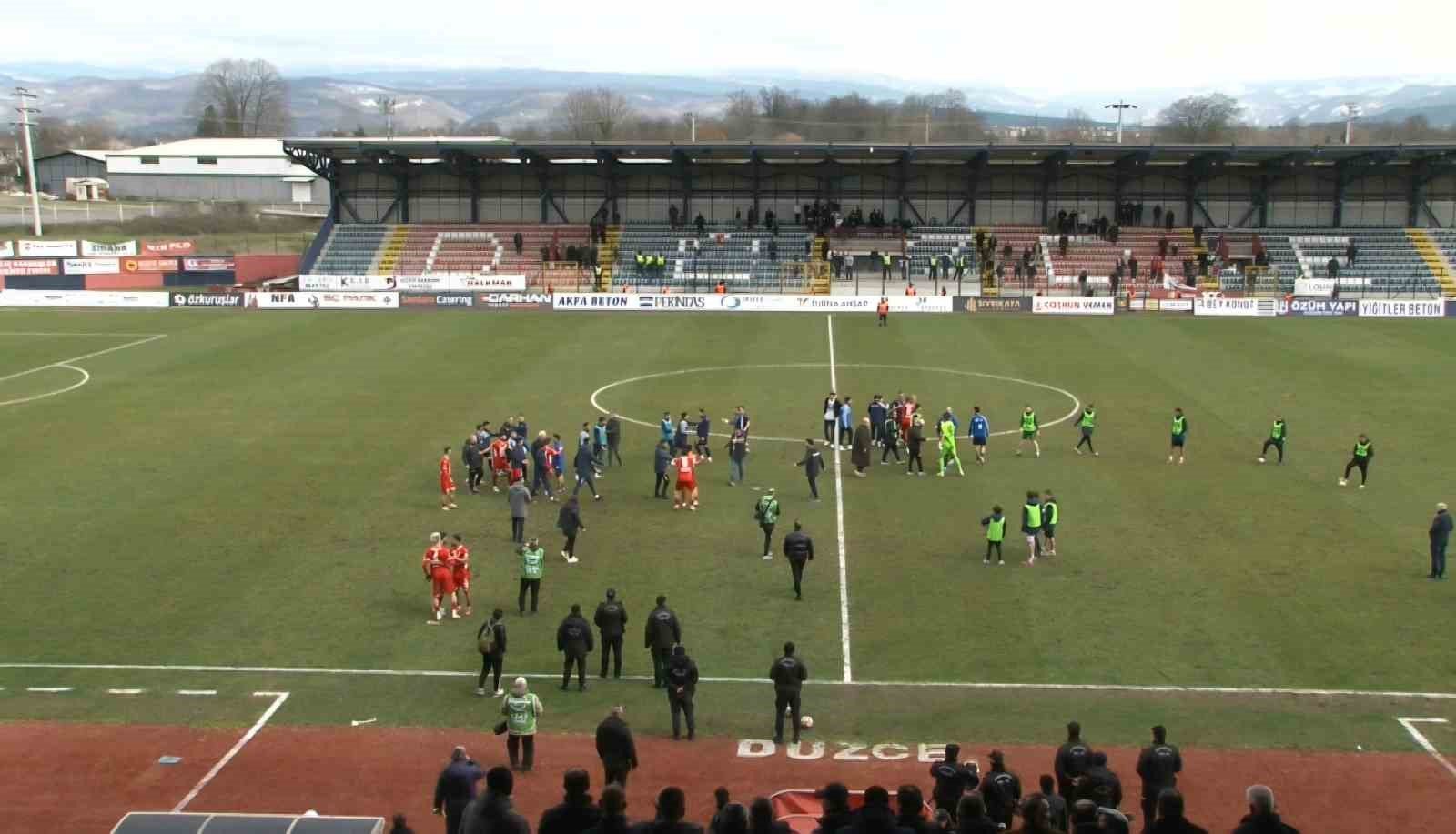 Düzcespor – Sebat Gençlikspor maçı sonrası saha karıştı