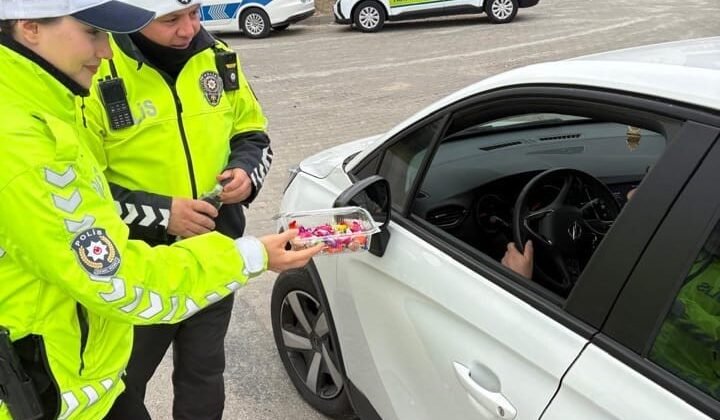 Edirne’de şekerli ve kolonyalı trafik uygulaması
