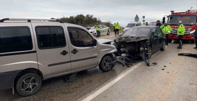 Eğirdir’de 3 aracın karıştığı kazada 8 kişi yaralandı