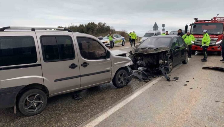 Eğirdir’de 3 aracın karıştığı kazada 8 kişi yaralandı