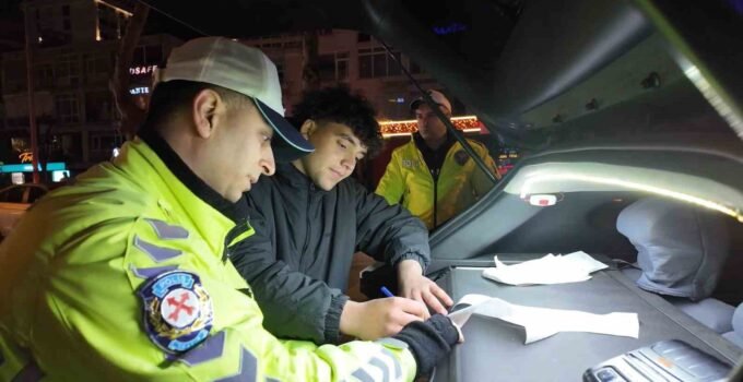 Egzoz sistemi mevzuata aykırı araç 30 gün trafikten men edildi