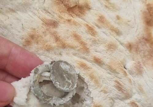 Ekmeğin içerisinden bozuk para halkası çıktı