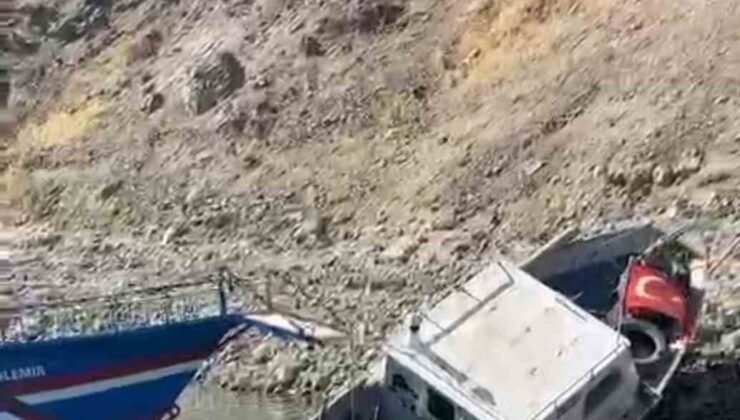 Elazığ’da fırtınaya dayanamayan tekne suya gömüldü