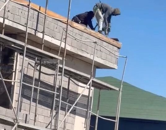 Elazığ’da işçilerin çatıda tehlikeli çalışması