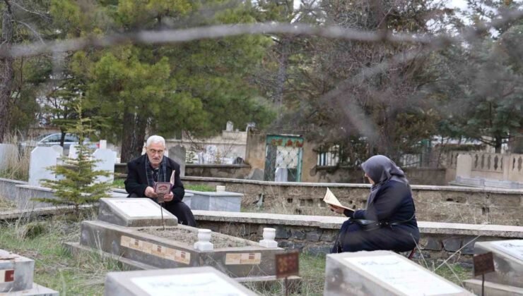 Elazığ’da mezarlıklarda ziyaretçi yoğunluğu