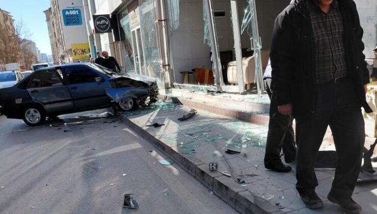 Elazığ’da otomobil, mobilya mağazasına girdi