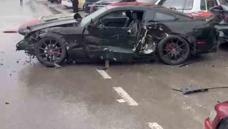 Elazığ’da otomobil park halindeki 4 araca çarptı