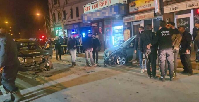 Elazığ’da otomobiller çarpıştı: 1’i ağır 3 yaralı