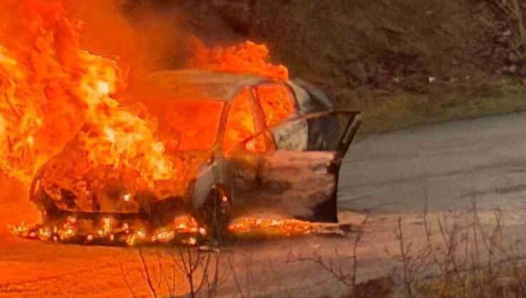 Elazığ’da yanan otomobil küle döndü