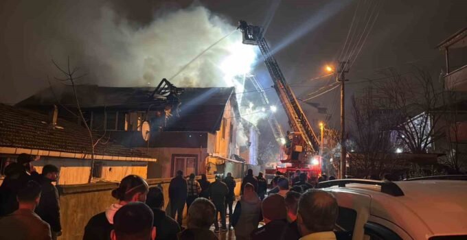 Elektrikli ısıtıcı evi alev alev yaktı: 3 kişi dumandan etkilendi