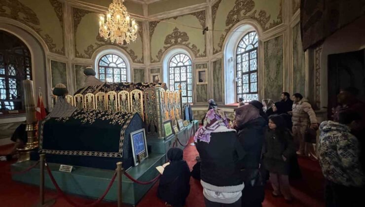 Emirsultan Türbesin’deki sakal-ı şerife ziyaretçi akını