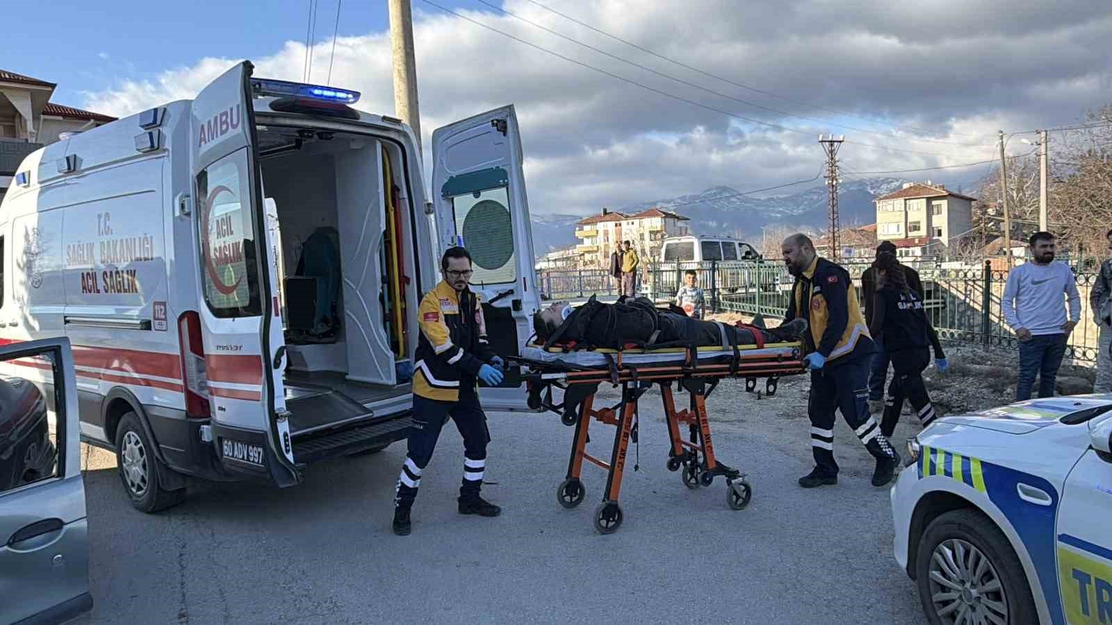 Erbaa’da motosiklet ile otomobil çarpıştı: 2 yaralı