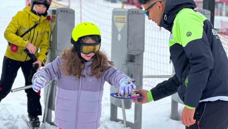 Erciyes’te kayak tutkunlarına bayram şekeri ikram edildi
