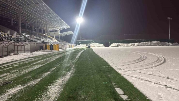 Eren Stadyumu’nda kar temizliği