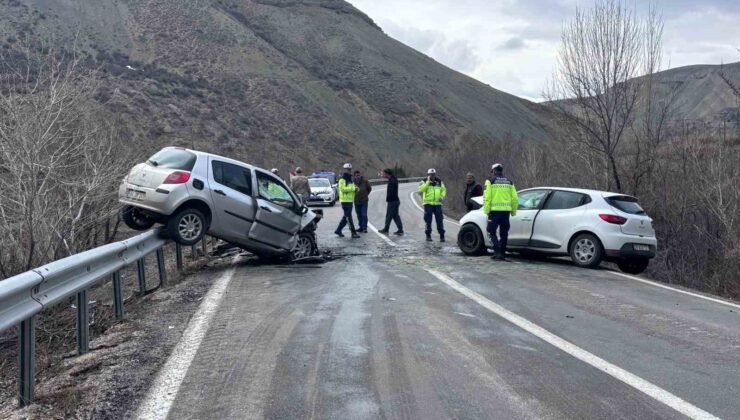 Erzincan-Kemah yolunda iki araç kafa kafaya çarpıştı: 4 yaralı