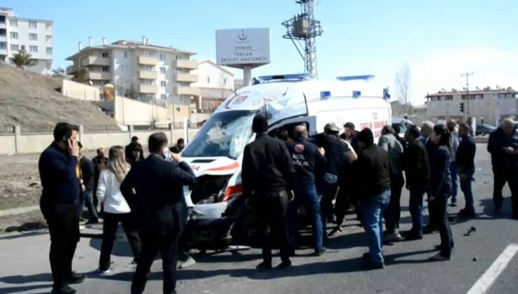 Erzincan’da ambulans ile tır çarpıştı: 2 sağlık personeli yaralandı