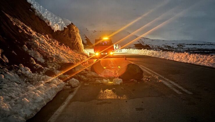Erzincan’da yamaçtan kopan kayalar yola düştü