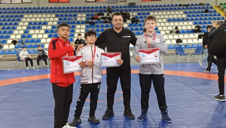 Erzincanlı yıldız güreşçilerden Rize’de üç şampiyonluk