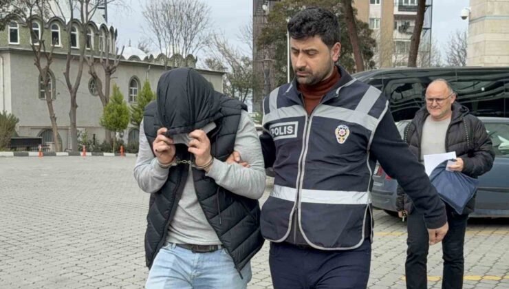 Eski karısının bıçak tehdidiyle cep telefonunu gasp etti