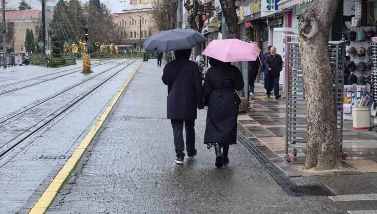 Eskişehir güne yağmurla başladı