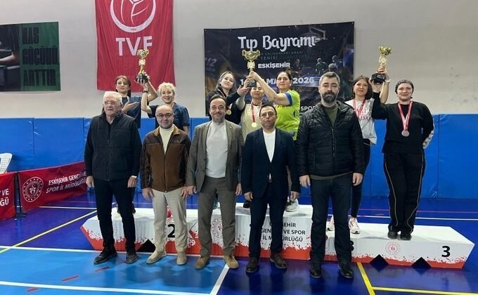 Eskişehir’de sağlık çalışanlarının masa tenisi heyecanı