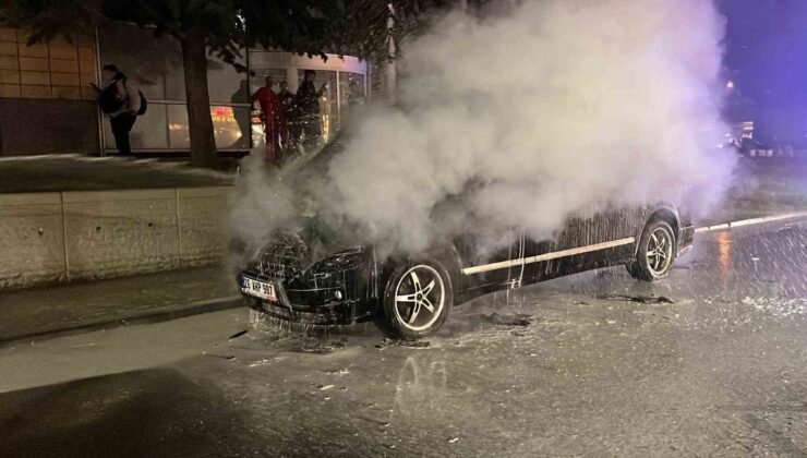 Eskişehir’in merkezinde yanan minibüs, paniğe neden oldu